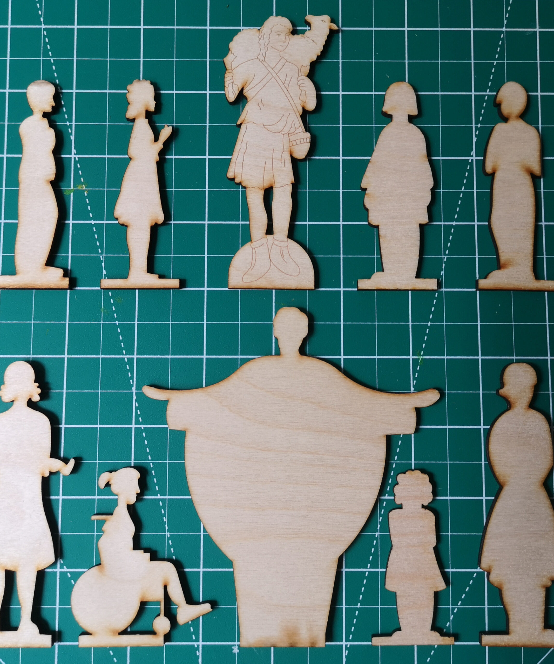 Zestaw figurek Obecność Eucharystyczna Dobrego Pasterza: 10 figurek ludzi + mały, grawerowany pasterz