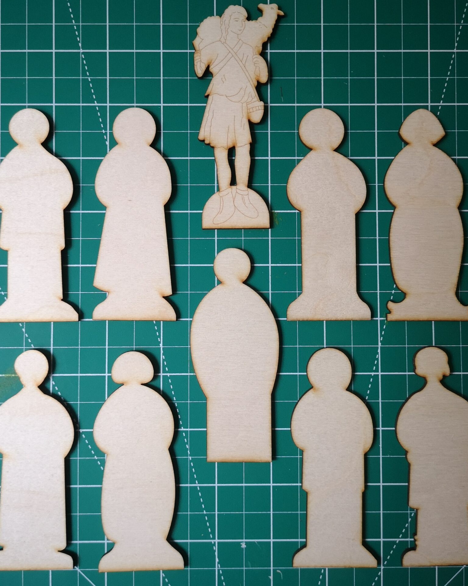 Zestaw Międzynarodowa Obecność Eucharystyczna Dobrego Pasterza: 10 figurek ludzi + mały, grawerowany pasterz